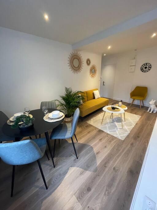 un salon avec un canapé, une table et des chaises dans l'établissement Le Sunny-hyper centre -proche gare - Paisible -WIFI HD -NETFLIX-Idéal couple business et famille, à Niort