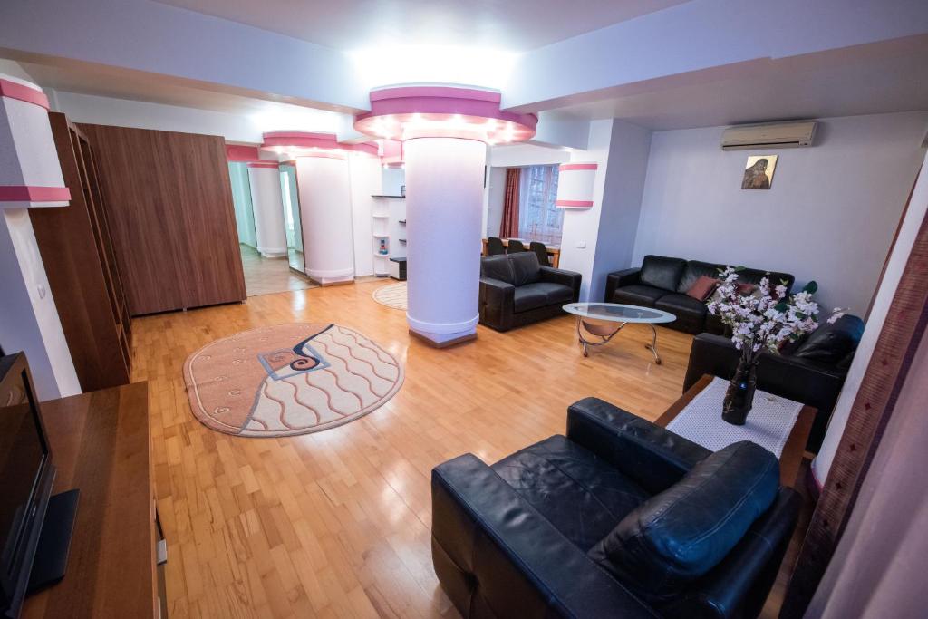 een woonkamer met een bank bij Cozy Apartment in Suceava in Suceava