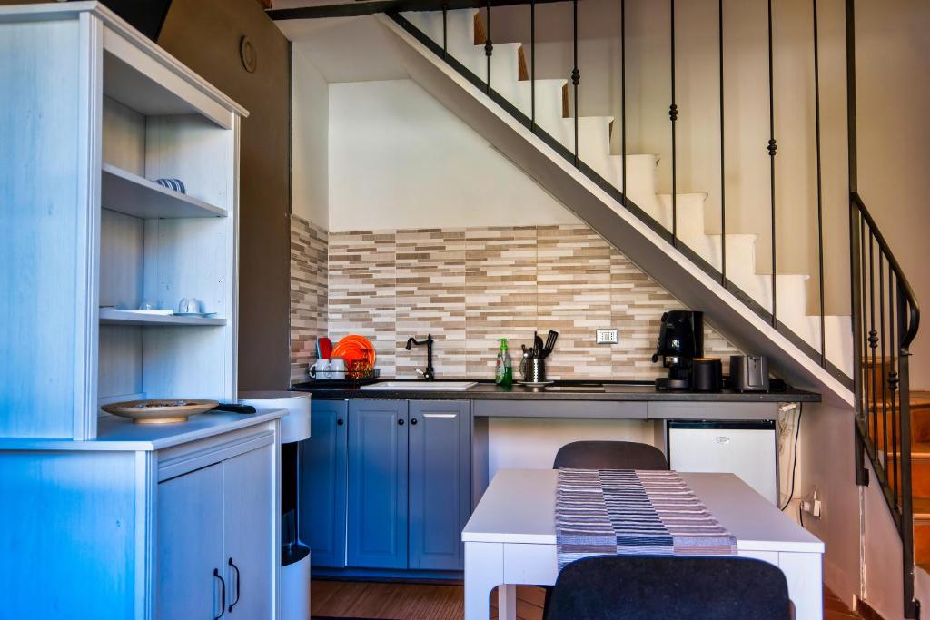 una cocina con armarios azules y una escalera en Casa indipendente Collecchio, en Collecchio