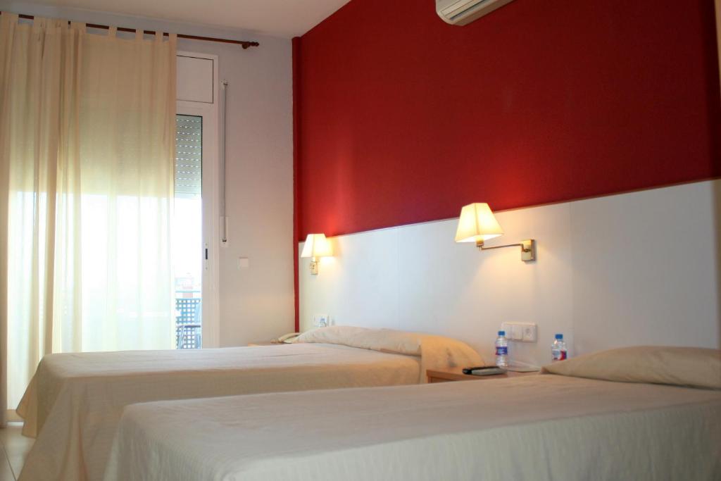 Postel nebo postele na pokoji v ubytování Hotel Sant Jordi