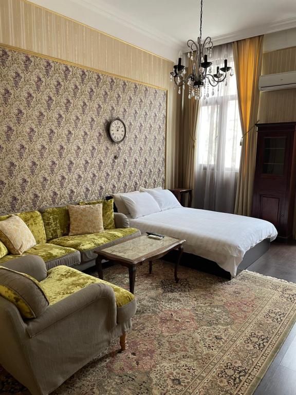 een woonkamer met een bed en een bank bij Tsar Simeon Veliki in Stara Zagora