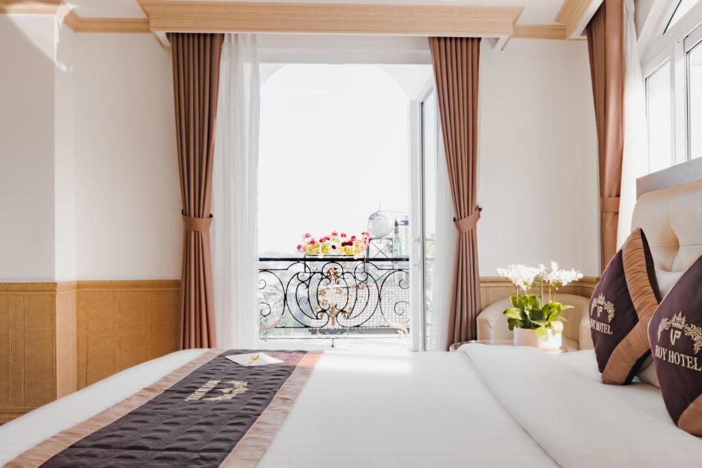 Postel nebo postele na pokoji v ubytování Roy Dala Hotel