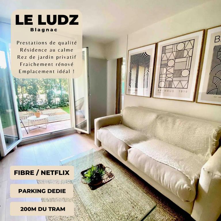 a living room with a couch and a window at Le Ludz Blagnac in Blagnac