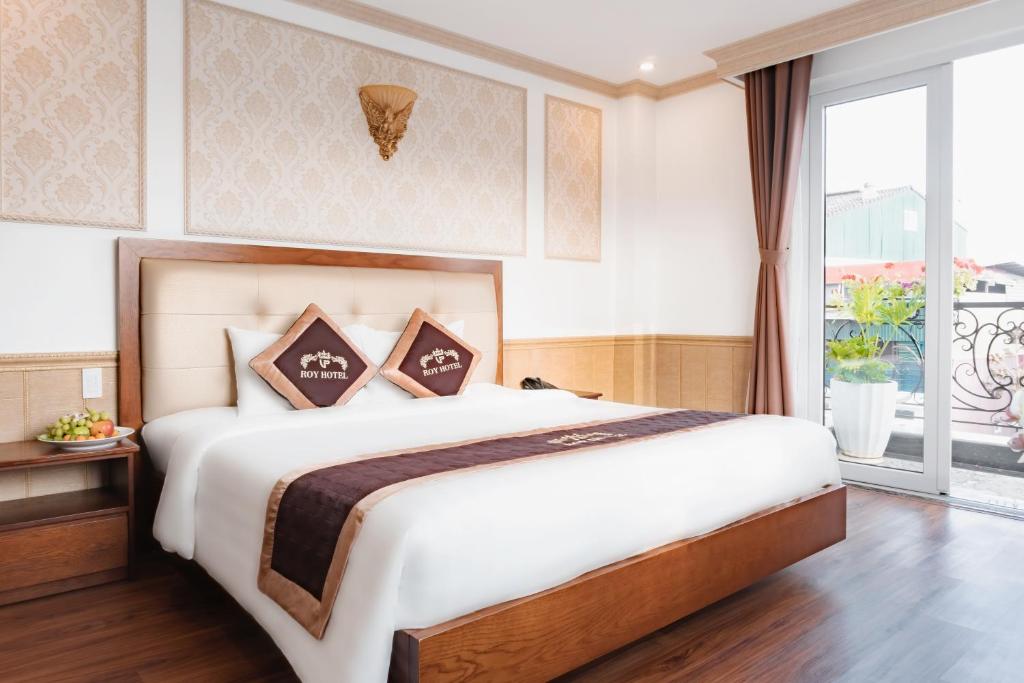 Postel nebo postele na pokoji v ubytování Roy Dala Hotel