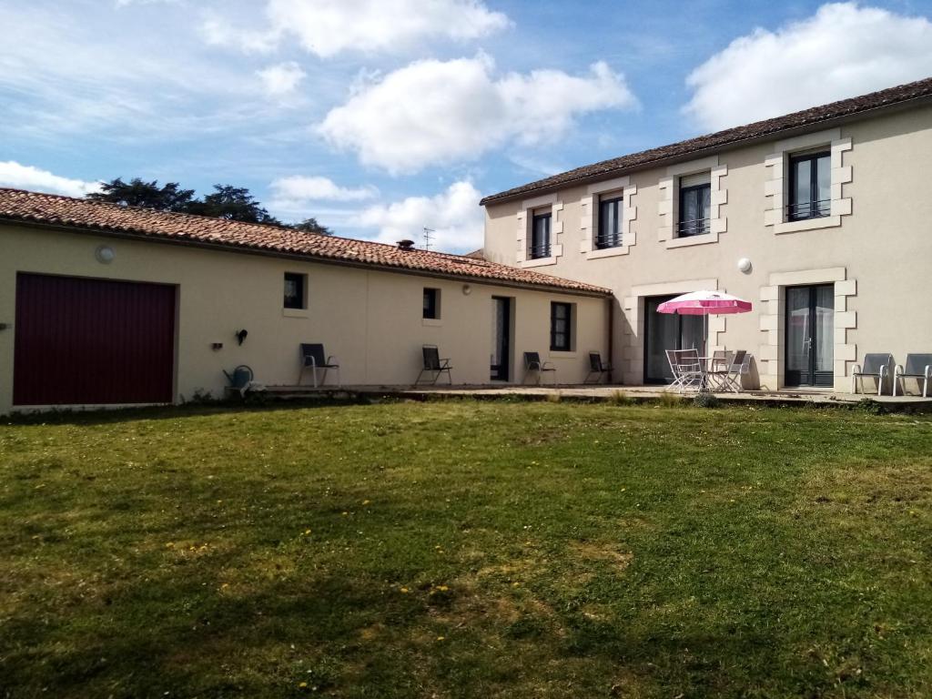 a house with a lawn in front of it at le logis gourmand a Payroux in Payroux