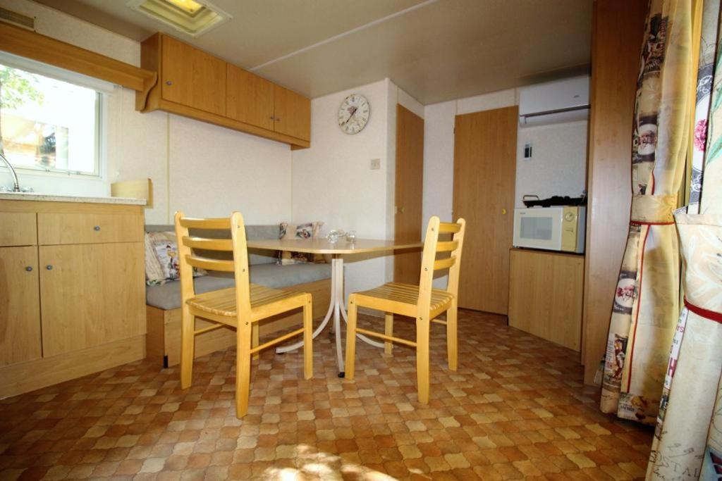 Kuchyň nebo kuchyňský kout v ubytování Harbers zonvakanties chalets met airco camping Leï Suves Roquebrune sur Argens