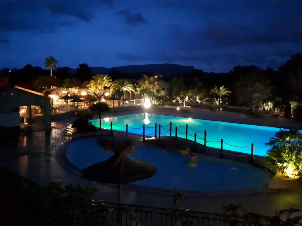 Bazén v ubytování Harbers zonvakanties chalets met airco camping Leï Suves Roquebrune sur Argens nebo v jeho okolí