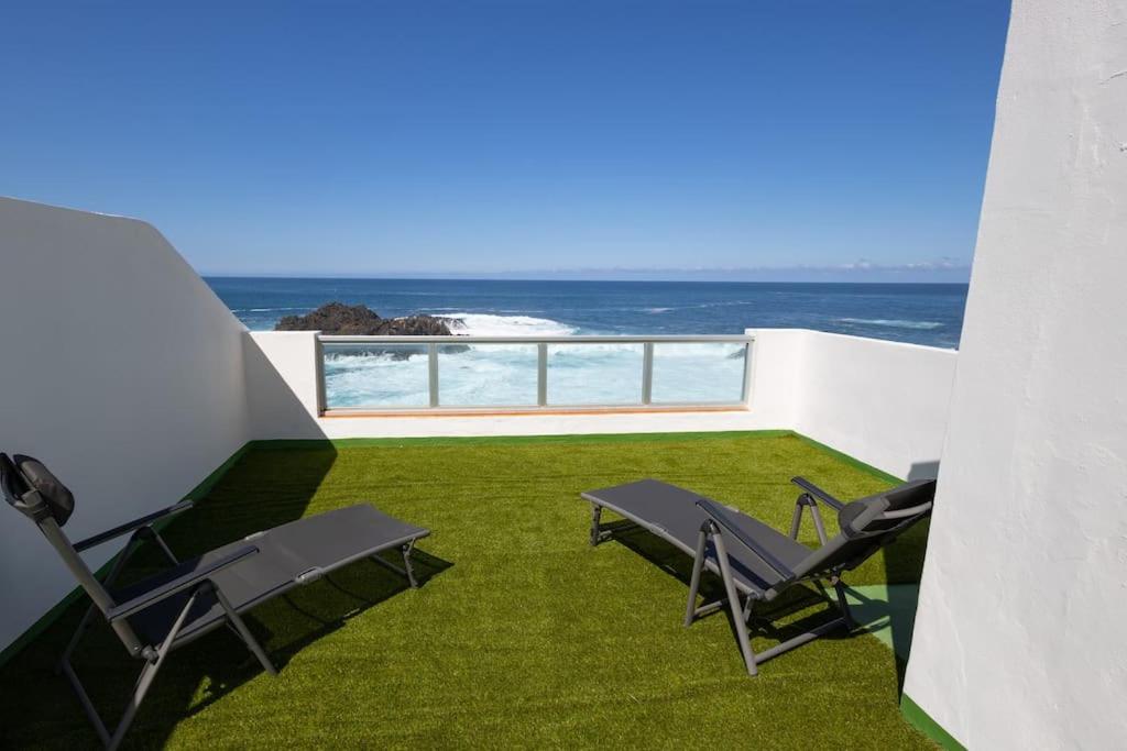 El Pris的住宿－Frontline Penthouse - Prixmar - by VV Canary Ocean Homes，阳台配有椅子,享有海景。