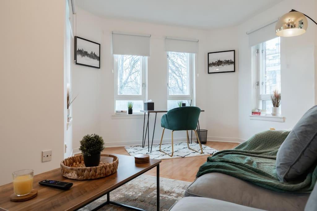 uma sala de estar com um sofá e uma mesa em St George's Residence em Glasgow