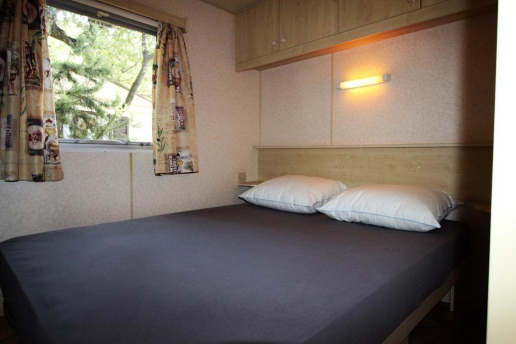 Postel nebo postele na pokoji v ubytování Harbers zonvakanties chalets met airco camping Leï Suves Roquebrune sur Argens