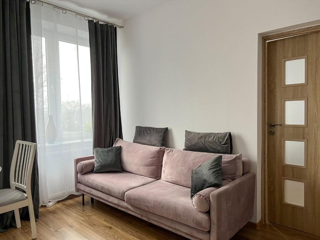 uma sala de estar com um sofá e uma janela em Apartament rodzinny 40m2 em Pabianice