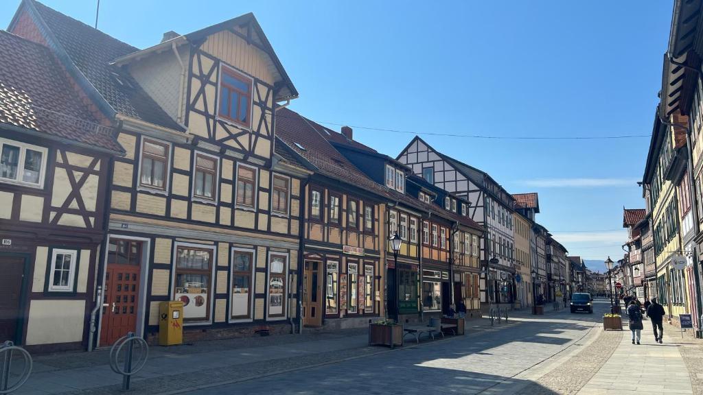 eine Straße in einer Altstadt mit Gebäuden in der Unterkunft Ferienwohnung Wetzig W2 - Breite Straße 104 Wernigerode in Wernigerode