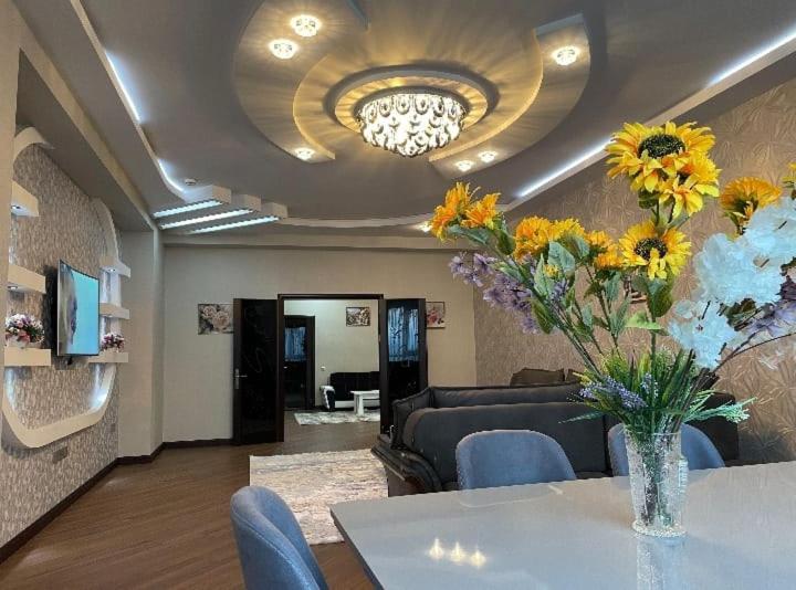- un salon avec un vase de fleurs sur une table dans l'établissement Grand Sea View Megafun, à Baku