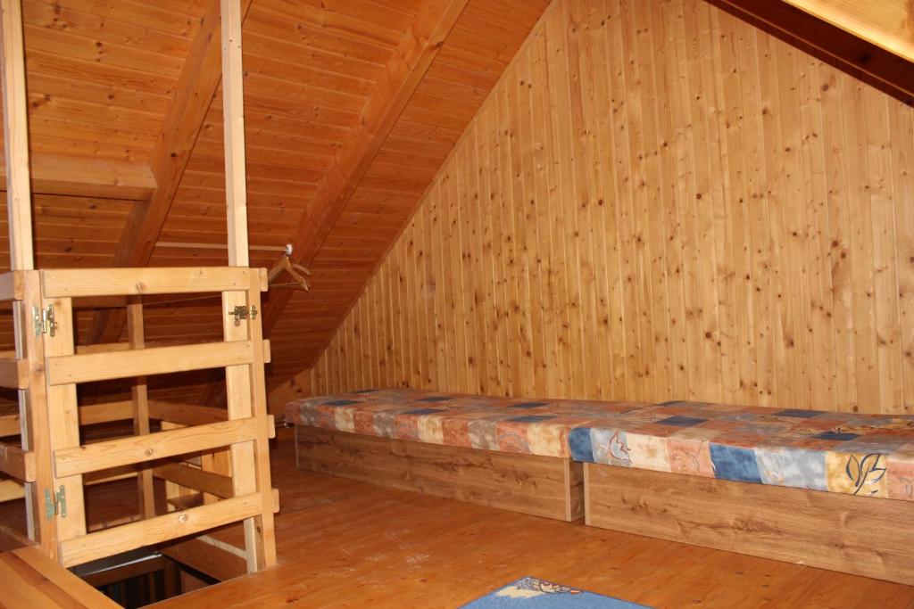 Palanda nebo palandy na pokoji v ubytování Penzion Úsmev