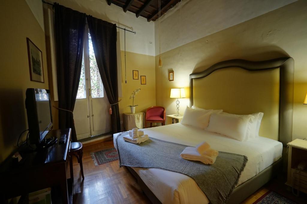 - une chambre avec un lit et 2 serviettes dans l'établissement Guest House Navona 2, à Rome