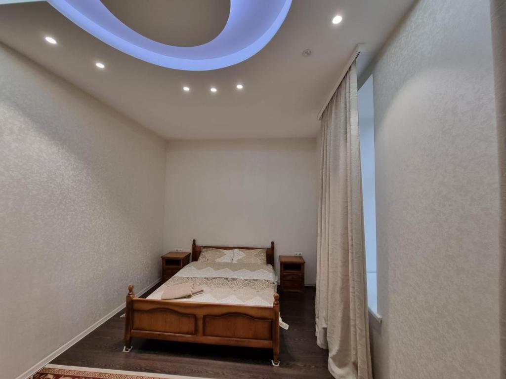 - une chambre avec un lit et un plafond bleu dans l'établissement Central Good Apartments in the Chisinau, à Chişinău