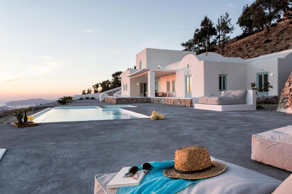 Bazén v ubytování Sleeps8-Parking-Garden-Pool-SunSets-Barbeque nebo v jeho okolí