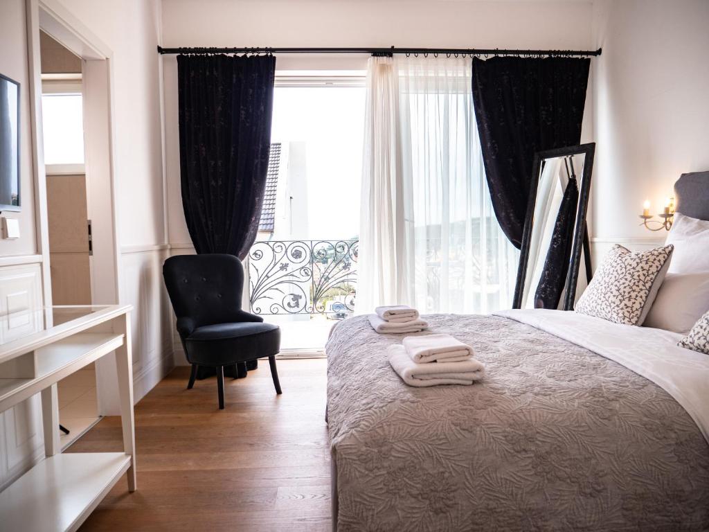 - une chambre avec un lit, une chaise et une fenêtre dans l'établissement Elegant Hvar town villa with pool, à Hvar