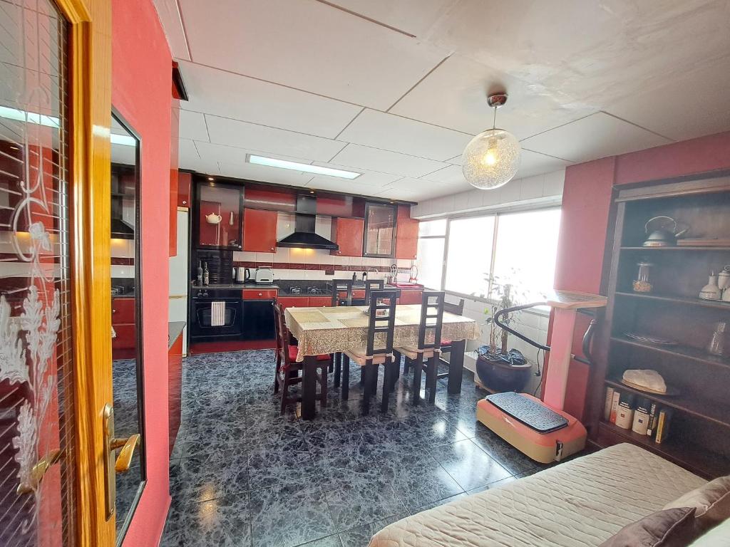 uma cozinha e sala de jantar com mesa e cadeiras em Full equipped and comfortable apartment with WiFi em Valência
