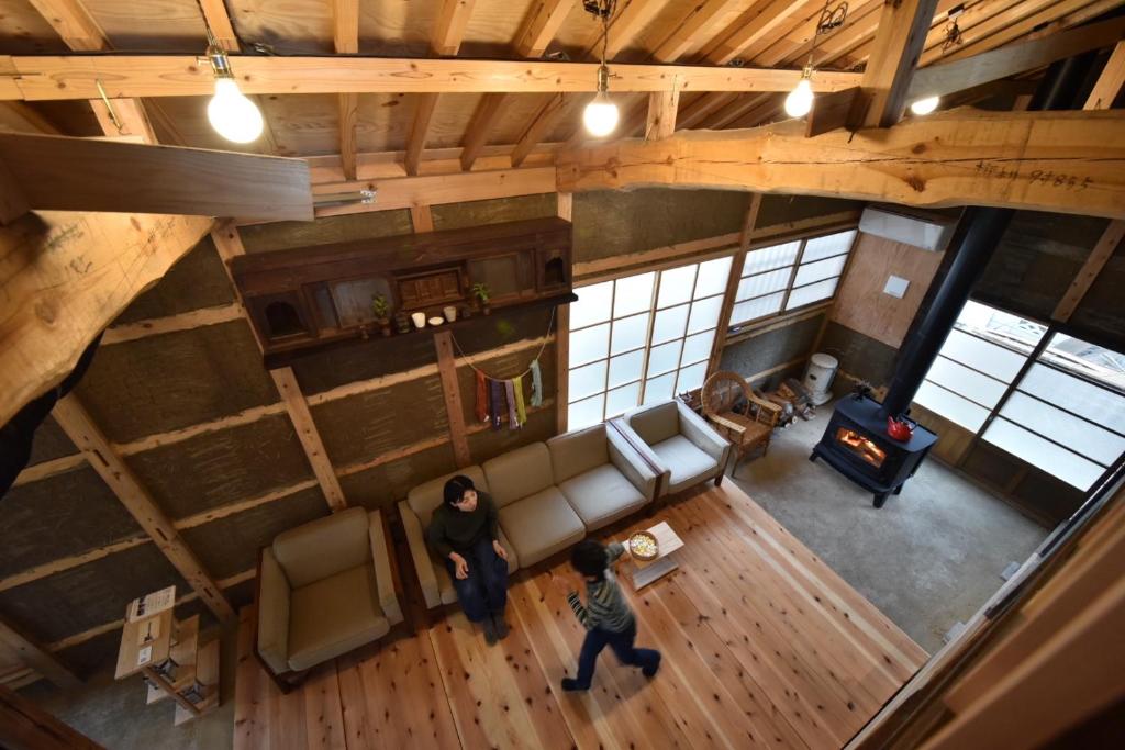 桐生市的住宿－Dive INN Kiryu，享有客厅的顶部景致,设有2人