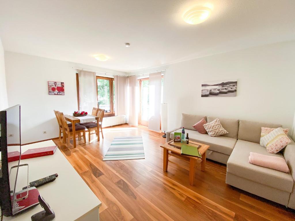 una sala de estar con un sofá y una mesa en Ferienwohnung Hochfirstblick, en Titisee-Neustadt