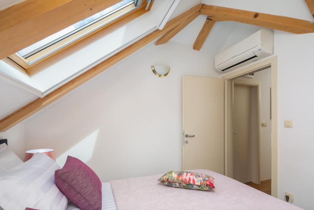 Posteľ alebo postele v izbe v ubytovaní Romantic Attic Apartment