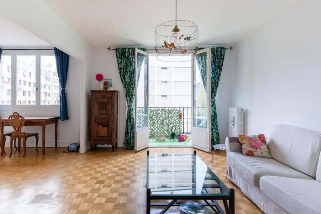 a living room with a couch and a table at HSH Saint-Charles André-Citroën Superbe appartement 5P in Paris