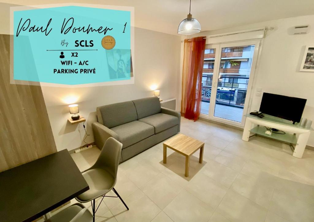 sala de estar con sofá y TV en PAUL DOUMER #1 By SCLS Locations, en Le Cannet