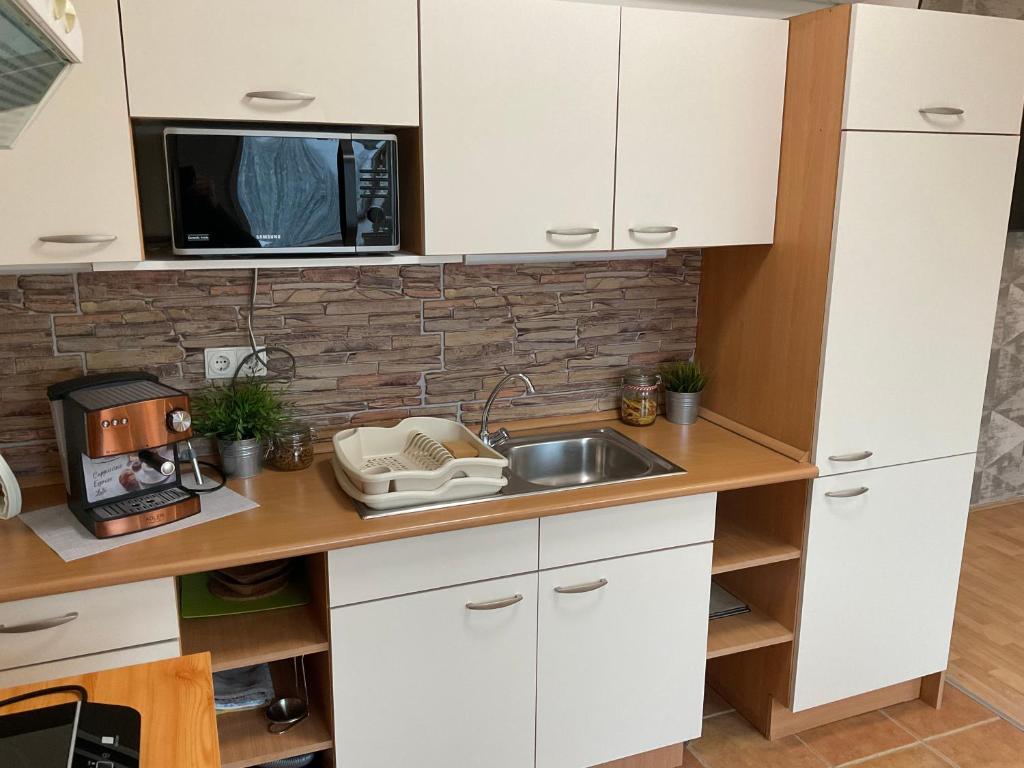 Kuchnia lub aneks kuchenny w obiekcie Sport Apartman