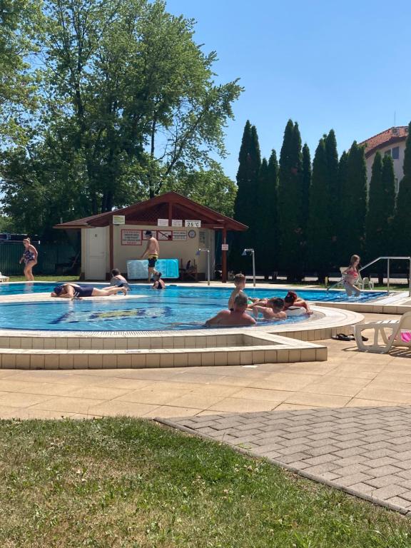 Basen w obiekcie Sport Apartman lub w pobliżu