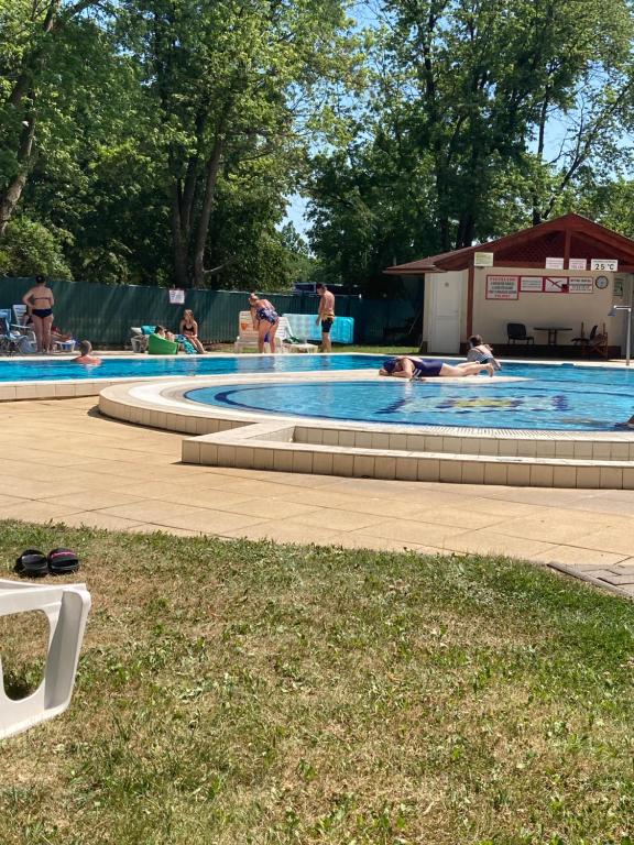 Basen w obiekcie Sport Apartman lub w pobliżu