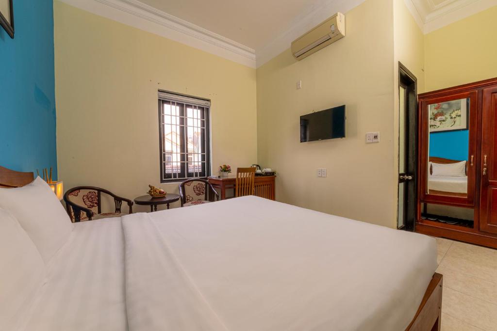 Postel nebo postele na pokoji v ubytování Hoi An Heart hostel Villa - Bespoke