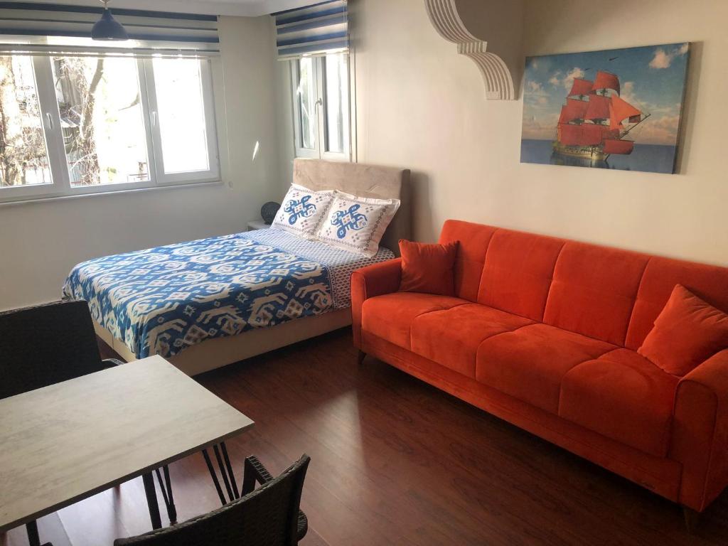 - un salon avec un canapé et un lit dans l'établissement Istanberry - Royal Apartments, à Istanbul