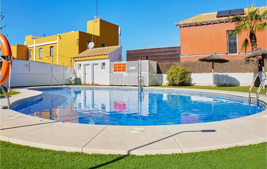 Bazén v ubytování Cozy Apartment In Sanlúcar De Barrameda nebo v jeho okolí