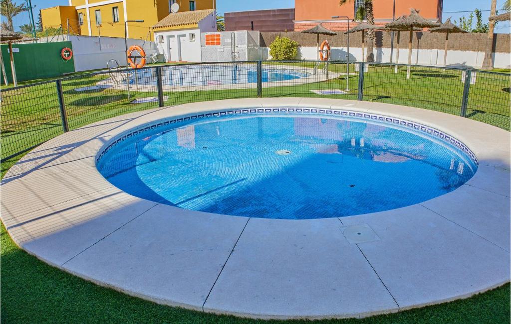 Bazén v ubytování Cozy Apartment In Sanlúcar De Barrameda nebo v jeho okolí