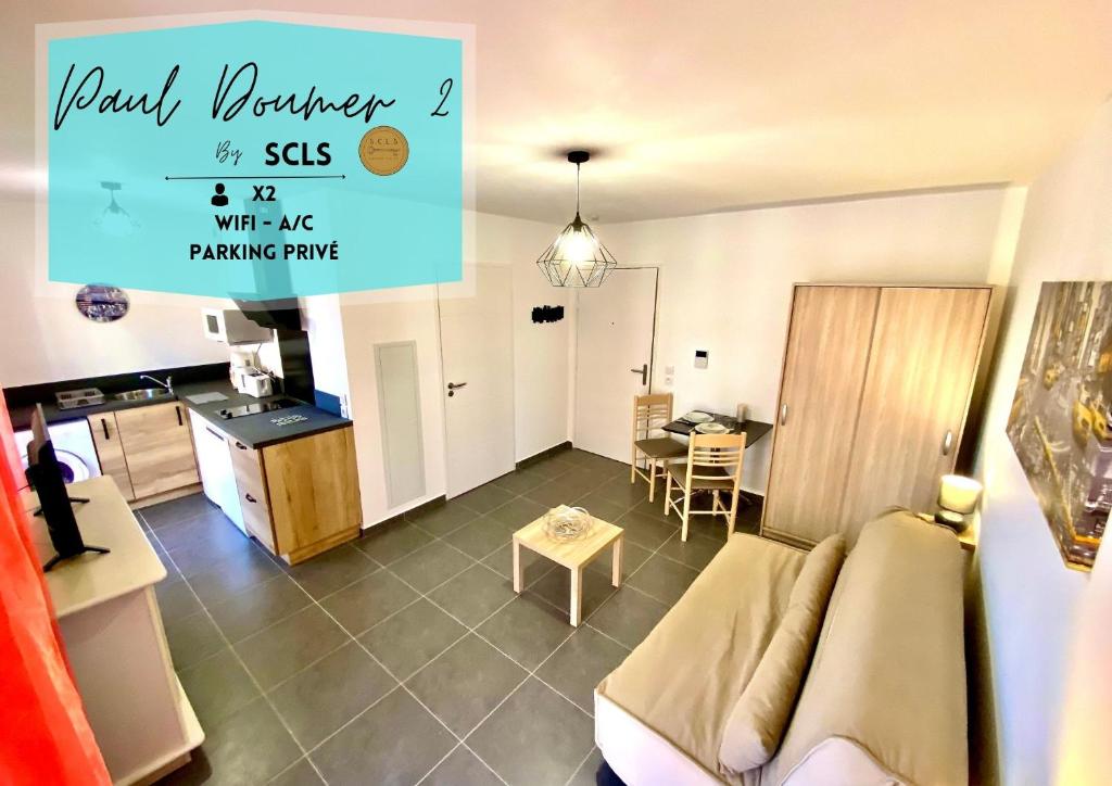 un salon avec un canapé et une table dans l'établissement Paul Doumer #2 By SCLS Locations, au Cannet
