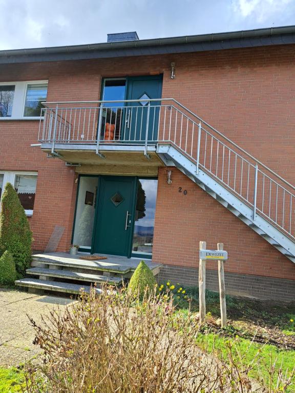 een bakstenen gebouw met een trap en een groene deur bij Zur schönen Aussicht in Hameln