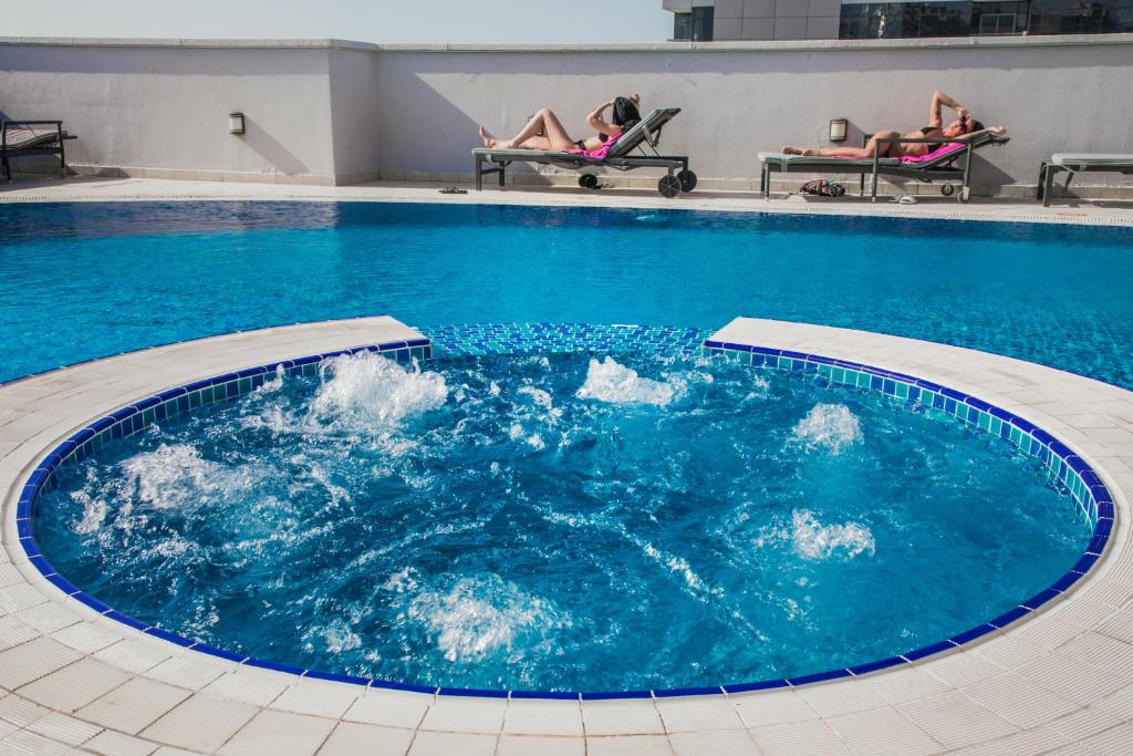 Bazén v ubytování Elite Byblos Hotel nebo v jeho okolí
