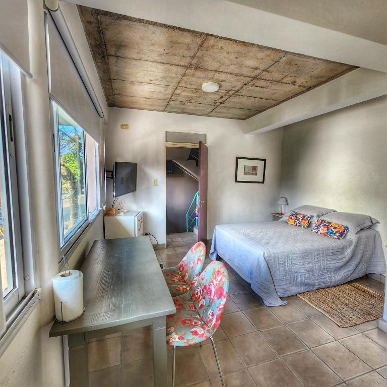 a bedroom with a bed and a table and a window at CASA MARGARITA 1Piso Monoambiente in San Salvador de Jujuy