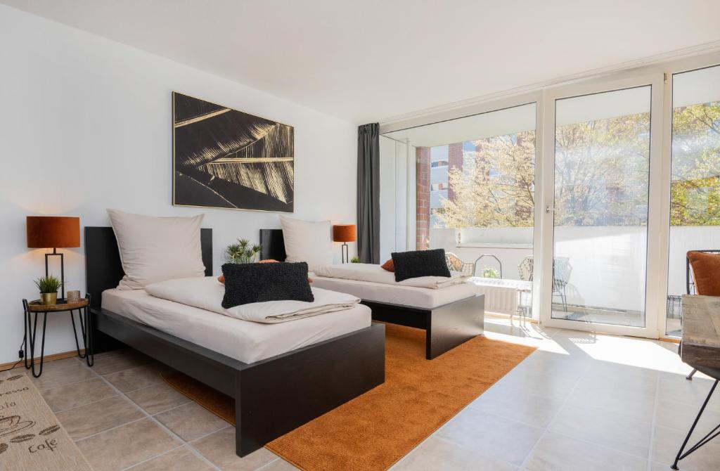 ein Wohnzimmer mit 2 Sofas und einem großen Fenster in der Unterkunft Kurzzeitglück 24h Self Check-In MG01 in Mönchengladbach