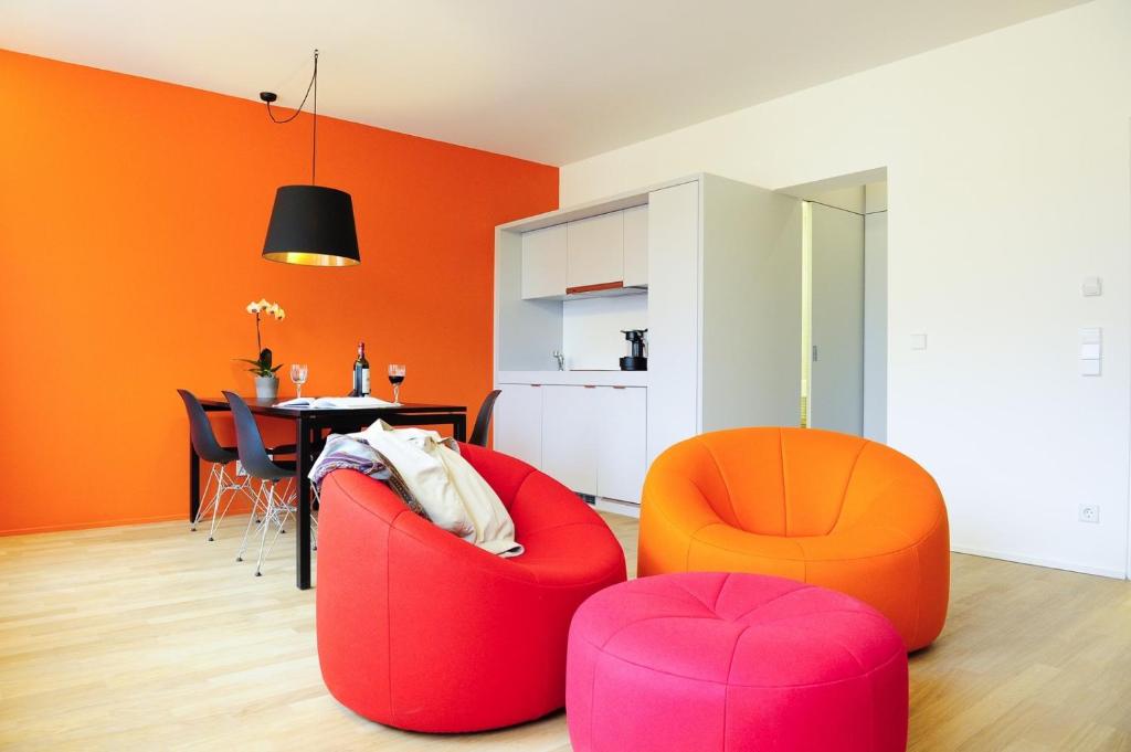 盧森堡的住宿－凱帕克德梅爾公寓酒店，客厅配有两把椅子和一张桌子