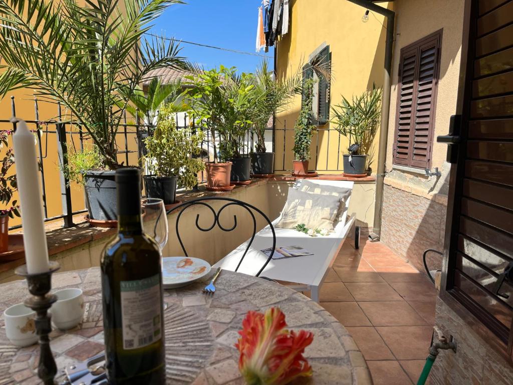 En balkon eller terrasse på Terrazza Giuliana, charming Tuscan townhouse with sunlit terrace