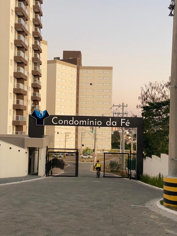 une personne faisant du vélo devant un bâtiment dans l'établissement Estúdio Canção Nova Condomínio da Fé, à Cachoeira Paulista