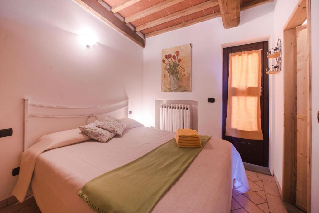 ein Schlafzimmer mit einem Bett in einem Zimmer mit einem Fenster in der Unterkunft Agriturismo Il Pillone in Montecatini Terme