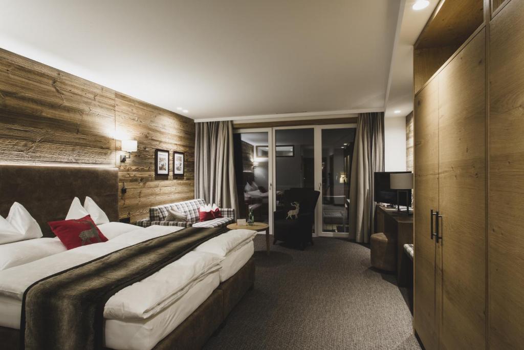 Televízia a/alebo spoločenská miestnosť v ubytovaní Hotel Schwarzer Adler - Sport & Spa