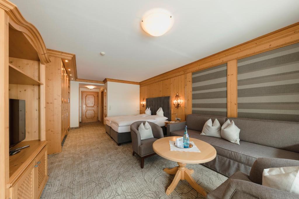 Televízia a/alebo spoločenská miestnosť v ubytovaní Hotel Schwarzer Adler - Sport & Spa