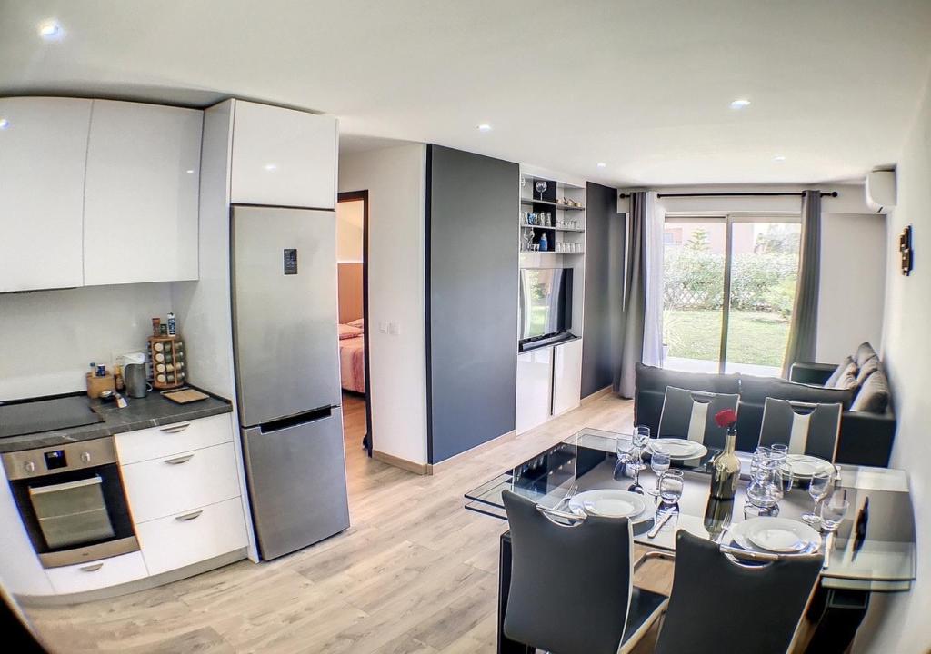 une cuisine et une salle à manger avec une table et des chaises dans l'établissement Golf Juans- 2P résidence avec Piscine, Plages 300m, à Vallauris