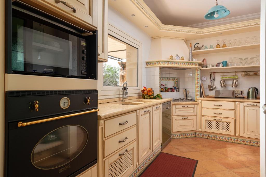 Kuchyň nebo kuchyňský kout v ubytování Villa Korema en Portocolom, Pool, Bbq, Wifi