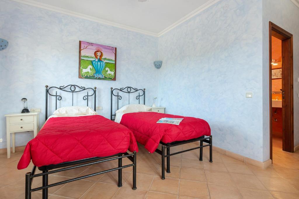 Postel nebo postele na pokoji v ubytování Villa Korema en Portocolom, Pool, Bbq, Wifi