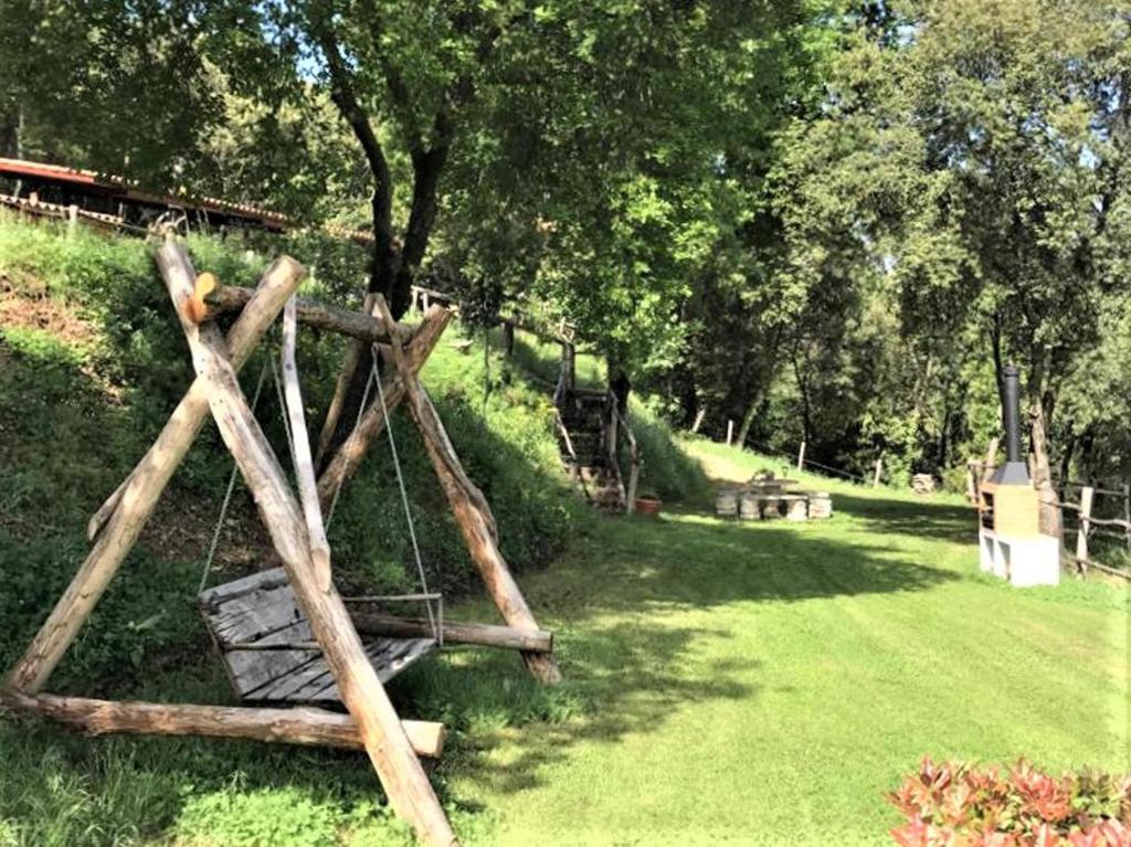 une balançoire installée dans un champ planté d'arbres et d'herbe dans l'établissement Amazing 4-Bed Cottage lost in Montseny Nature, à Arbúcies